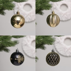 Boule décorative de Noël 6CM24 en plastique noir et or avec graphiques imprimés UV pour décorations d'ambiance de centre commercial - Product Image 1