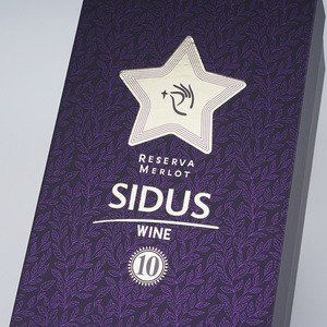 Caja Magnética Rígida Morada de Lujo con Logotipo Personalizado en Lámina Dorada e Inserto de Cartulina Blanca Impresa para Empaque de Botellas de Vino o Vidrio - Product Image 4