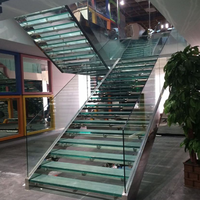 Maßgefertigte Glas-Stufen-Treppe mit Metallstütze für Moderne Häuser