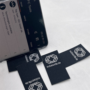 Etiquetas personalizadas para el cuello, etiquetas tejidas con nombre y logotipo, etiquetas para coser en la ropa con tecnología NFC. - Product Image 2
