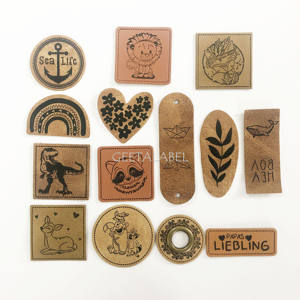 PU deri yamalar üzerinde özel Debossed kabartmalı Logo demir giysi için kuşgözü ile sahte deri etiket üzerinde dikiş - Product Image 1