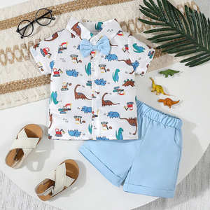 Set di Abbigliamento per Bambini Stile Gentiluomo, 2 Pezzi: Camicia a Maniche Corte con Stampa Dinosauro e Costruzioni, Pantaloncini Marroni con Fiocco per Occasioni Casual - Product Image 1