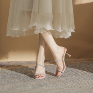 Chaussures élégantes pour femmes à talon épais et bout pointu, idéales pour les soirées et mariages, avec strass, en cuir et satin, à lacets, design léger - Product Image 2