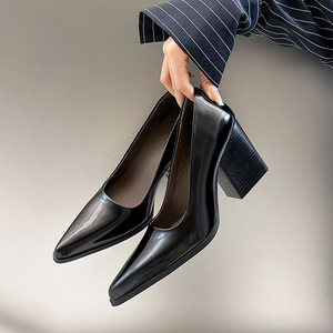 Une paire des nouvelles chaussures rétro à bout pointu, à talon épais de 8 cm, polyvalentes, pour femmes, style business casual. - Product Image 4