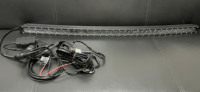 Greenshuo Barre lumineuse LED RVB incurvée à une rangée de 50 pouces Barre lumineuse de chasse 12v avec télécommande d'application pour camion tout-terrain ATV UTV