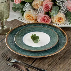 Vente en gros de vaisselle nordique en porcelaine vaisselle ronde en céramique assiettes et assiettes assiette à dîner au design martelé rustique pour restaurant