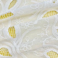 Tissu brodé 3D blanc ajouré en forme de feuille, broderie lourde directe usine, idéal pour rideaux, housses de coussin, et projets DIY