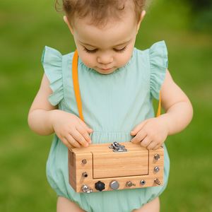 Jouet sensoriel Montessori robuste et durable pour l'autisme, en bois naturel, avec tournevis, outils et planche d'activités - Product Image 3