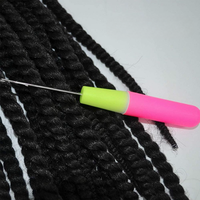 Uncinetto con Manico in Plastica e Ago in Metallo, 15,5 cm, Leggero 13g, per Trecce, Extension, Intrecciatura, Parrucche e Dreadlocks
