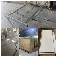 Bureau d'ordinateur moderne ergonomique en verre trempé transparent, structure robuste en tube métallique, design peu encombrant pour la maison, le bureau, l'appartement, l'atelier