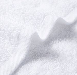 Serviette de bain d'hôtel blanche absorbante de haute qualité personnalisée avec logo de marque, 100% coton - Product Image 2