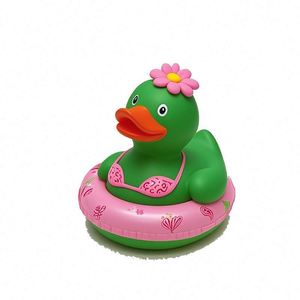 เป็ดยางน่ารักสำหรับเล่นน้ำช่วงฤดูร้อน ของเล่นพลาสติก PVC ขนาดเล็ก สำหรับวันหยุดพักผ่อนสไตล์ฮาวาย เหมาะสำหรับการเรียนรู้ของเด็กเล็ก - Product Image 1