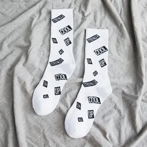 Aucune Quantité Minimale De Commande logo personnalisé Blanc Hommes en gros Offres Spéciales 100% coton Imprimé drôle Joyeux Mode Rue populaire Coloré patineuse Chaussettes