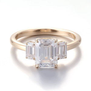 Anillo de Oro Amarillo de 18K con Tres Esmeraldas, Corte Esmeralda, Moissanita, D VVS, Regalo de Aniversario de Bodas, Joyería Fina Clásica Personalizable - Product Image 3