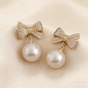 Pendientes colgantes con lazo de diamantes de imitación chapados en oro, con perlas de imitación, elegantes y modernos, para fiestas, para mujeres. - Product Image 4
