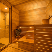 Suite de sauna extérieur avec salle de douche, salon de relaxation et terrasse en bois