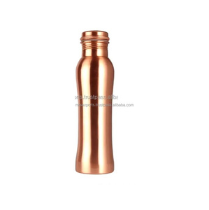 Bouteilles en cuivre naturelles fabriquées à la main en Inde avec logo personnalisé disponibles chez Export Supply par M. R. S. EXPORTS - Product Image 1
