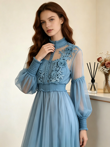 Vestido Elegante de Tul y Encaje en Azul Niebla para Tallas Grandes - Vestido Maxi Bohemio con Apliques Florales - Product Image 5