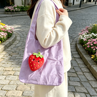 Nouveau design porte-clés en peluche fraise avec sac de courses pliable – Porte-clés fraise en peluche mignon avec sac à main, un best-seller