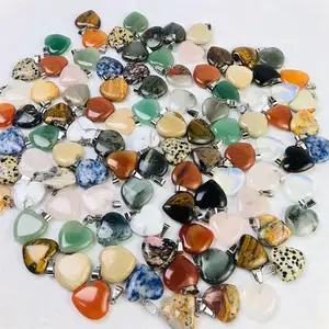 Ciondoli con ciondoli in pietra a forma di cuore con perline di cristallo di guarigione spirituale naturale all'ingrosso per la decorazione