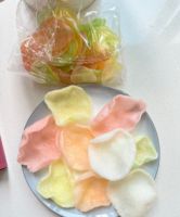 Croustilles de crevettes au prix compétitif, chips salées croustillantes aromatisées à la crevette, fabriquées à partir de farine de crevettes avec un procédé de laminage, emballage en boîte/sac