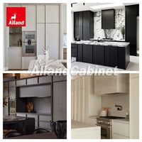 Meubles de cuisine Alland Italian Joinery sur mesure, design Japandi blanc, structure squelette, panneaux MDF, planche en chêne blanc, avec accessoires