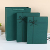 Emballage de boîte-cadeau en papier kraft vert personnalisé pour chaussettes et fourrure avec gaufrage et stratification mate