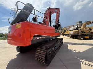 Excavatrice sur chenilles d'occasion Doosan DX340LC-9C rouge, 34 tonnes, avec godet hydraulique - Product Image 1
