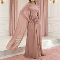 Maßgeschneiderte OEM Damenkleider Staubiges Rosa Perlenbesetztes Chiffon-Kleid mit Cape-Ärmeln, Hohem Kragen, Geraffter Taille, Dezentes Maxikleid für Muslimische Formelle Anlässe
