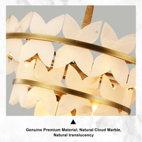 Lustre contemporain à trois anneaux avec pétales en albâtre naturel pour la décoration intérieure et les espaces commerciaux