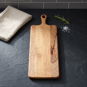 Planche à découper rectangulaire longue et mince en teck massif avec poignée de suspension - Product Image 3