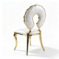 Chaise de salle à manger de luxe en acier inoxydable doré avec pieds courbes, dossier ajouré festonné et revêtement blanc, idéale pour mariages et banquets