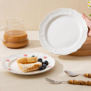 Plato redondo de cerámica blanca Fengxi de 8.5 pulgadas con diseño de lazo rojo para servir postres, café, té, uso doméstico. - Product Image 1