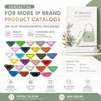 Breloque en métal de créateur en forme de triangle inversé avec bordure Saffiano, centre émaillé, 3 rivets, breloques en métal multicolores de créateur