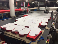 Toile de bâche robuste assurée CE imperméable pour une utilisation en extérieur Machine de découpe CNC à plat de bâche enduite par technique tissée