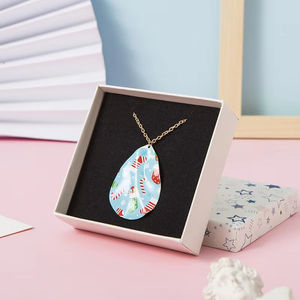 Caja de Embalaje de Joyería con Patrón de Estrellas Rojas, Negras y Blancas para Collares, Pendientes, Anillos y Pulseras - Embalaje de Regalo Directo de Fábrica - Product Image 4