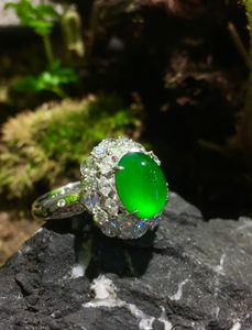 Anello di Lusso con Diamante e Giada Verde Imperiale - Gioiello di Alta Gamma per Investimento e Uso Quotidiano - Product Image 3