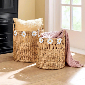 Cesta de almacenamiento de jacinto de agua tejida a mano con decoración de flores de margarita, organizador de mimbre natural, cesta para juguetes de niños para dormitorio - Product Image 1