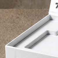 Boîte à parfum rigide de style livre blanc magnétique personnalisée de qualité supérieure avec insert ajusté pour la présentation et l'emballage cadeau de parfum