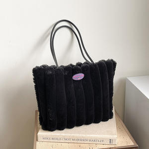 Nouveau sac fourre-tout à bandoulière tendance en peluche pour femme, modèle 2025, vente en gros, poignée unique, toutes saisons, noir - Product Image 2