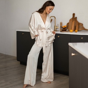 <span class=keywords><strong>Pigiama</strong></span> in <span class=keywords><strong>Seta</strong></span> di Gelso 100% per Donna, Grado 6A 22 Momme, Set con Vestaglia a Maniche Lunghe, Abbigliamento da Notte Sostenibile e Organico, Regalo per Sposa - Product Image 1