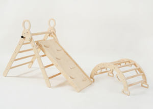 مجموعة التسلق الخشبي للأطفال الخشبية لتدريبات الصالة الرياضية للأطفال مصممة على شكل مثلث الغابة مع منحدر مقوس وتسلق متأرجح - Product Image 6