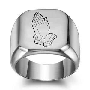 Anillo Europeo Americano Personalizado con Grabado Láser de Manos en Oración, Anillo de Titanio para Mujer, Joyería de Regalo Cuadrangular - Product Image 2