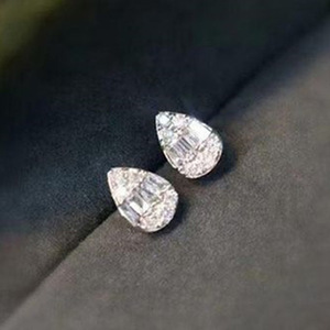 Orecchini a Perno con Zirconi a Forma di Goccia per Donne, Eleganti Gioielli in Tono Platino alla Moda - Product Image 1