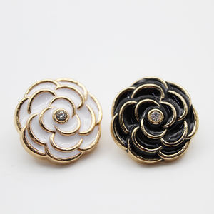 Camisas con botones de Metal en forma de Camelia elegantes de lujo de fábrica, chaquetas cárdigan, cubiertas con botones de aleación para <span class=keywords><strong>mujer</strong></span> de lujo personalizadas - Product Image 5