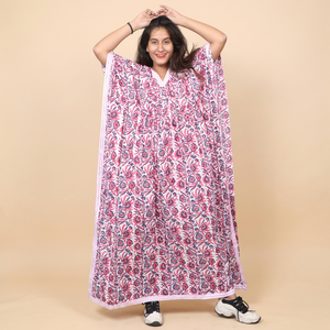 Caftán de Alta Calidad con Diseño Floral Estampado a Mano, Talla Única, Transpirable, Vestido Informal para el Verano, Patrón Rosa y Blanco - Product Image 4