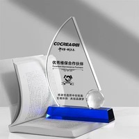 Vente en gros de plaques de verre avec base bleue, logo personnalisé, trophée en cristal bleu unique pour voiliers, récompenses pour la coopération commerciale