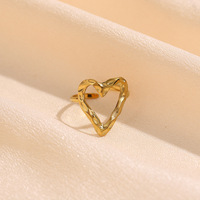 JZ134 Bagues en Acier Inoxydable de Gros, Personnalité Hip Hop, Bague en Acier Titane, Design Cœur Croisé Ouvert d'Amour, Bijoux en Gros