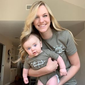 เสื้อยืดคอกลมแขนสั้นผ้าฝ้ายพิมพ์ลายไวนิลแบบกำหนดเองสำหรับแม่และลูก - Product Image 6