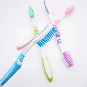 Bán buôn bốn màu bàn chải đánh răng dành cho người lớn bàn chải đánh răng non-Slip xử lý giá rẻ răng bàn chải